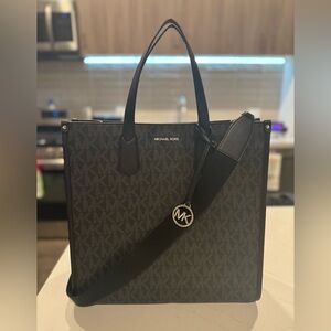 Brand New Michael Kors Jet Set Travel Tote w/shoulder straps. tag included
